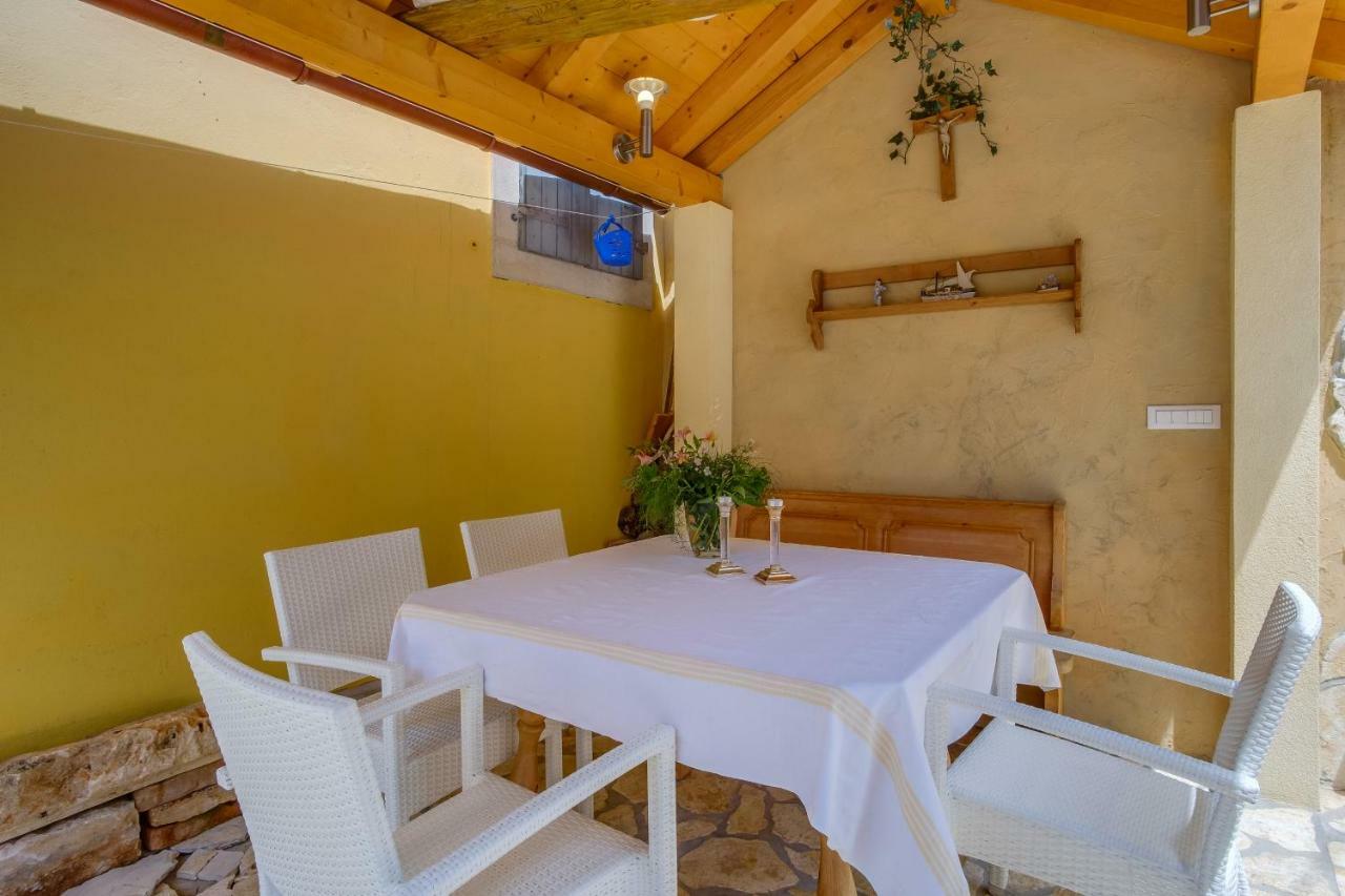 Mediterranes Ferienhaus M. Terrasse Veli Losinj Luaran gambar