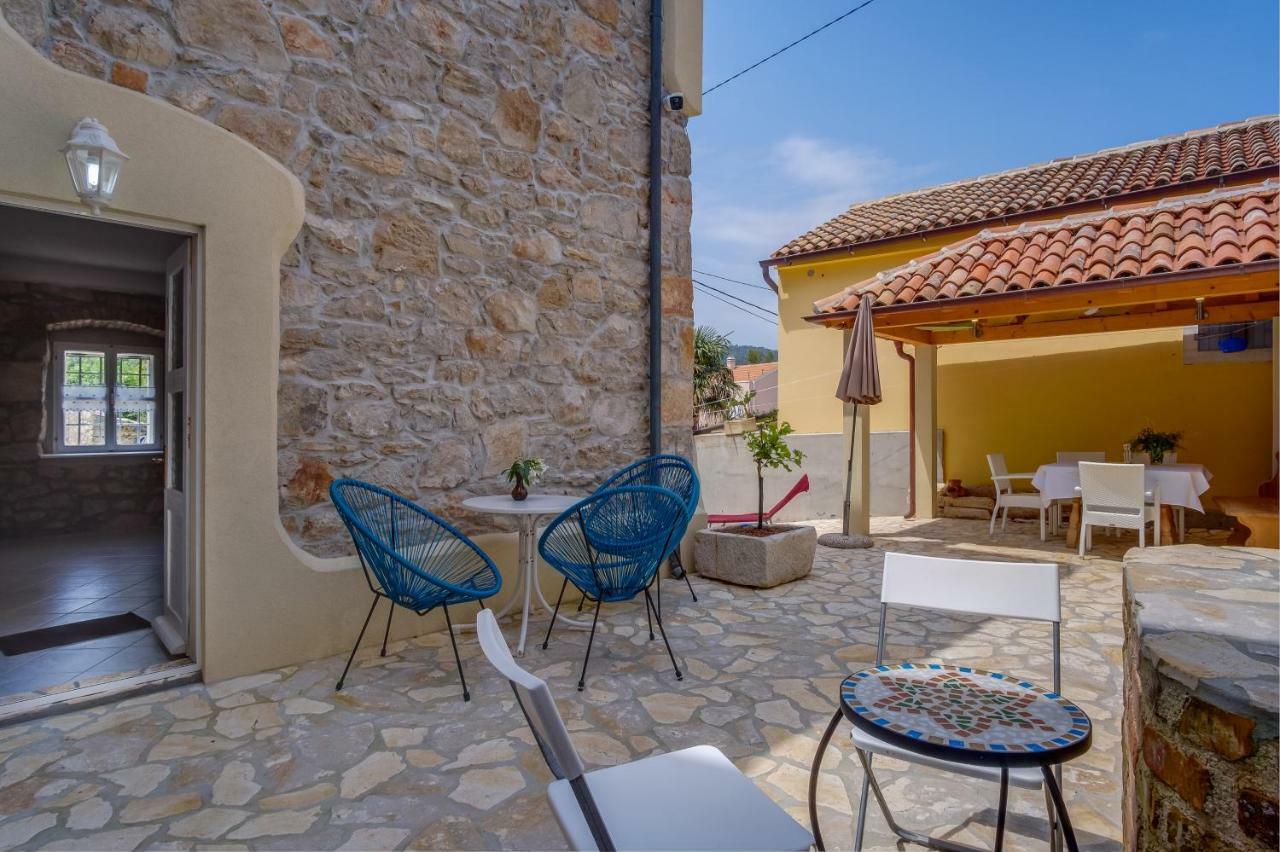 Mediterranes Ferienhaus M. Terrasse Veli Losinj Luaran gambar