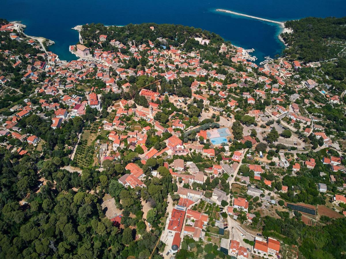 Mediterranes Ferienhaus M. Terrasse Veli Losinj Luaran gambar