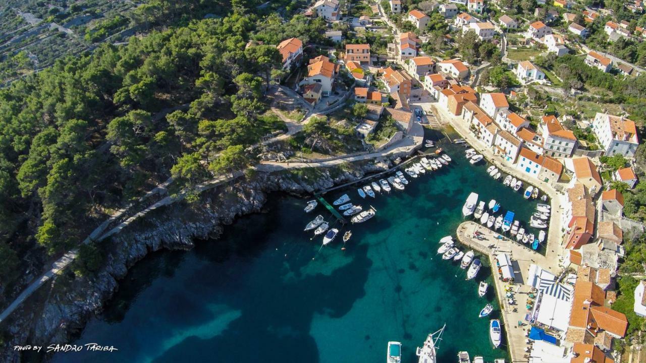 Mediterranes Ferienhaus M. Terrasse Veli Losinj Luaran gambar